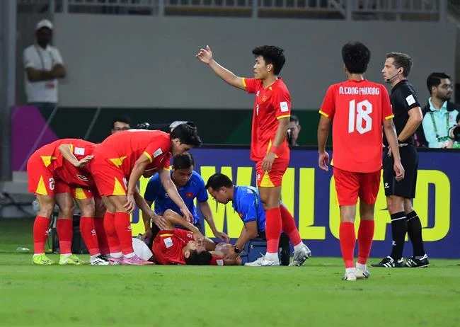 Sân bóng rổ với cầu thủ đang thực hiện cú úp rổ đầy mạnh mẽ, khán giả hò reo cổ vũ, thể hiện sự năng động của môn thể thao này