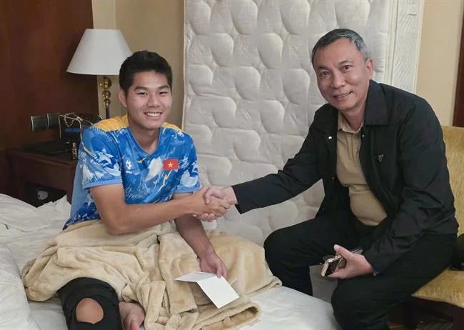 Một người chơi đang phân tích trận đấu một cách bình tĩnh, tránh xa cảm xúc.
